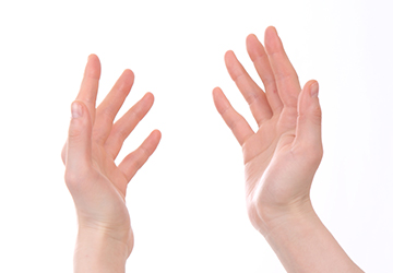 手に接触する物質の刺激やアレルギーによって生じる指や手のひらの皮膚炎